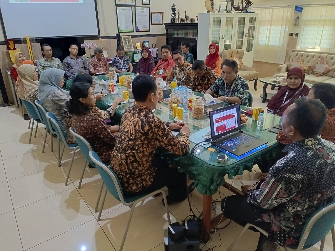 Suasana Diskusi di Ruangan Kepala SMK Negeri 1 Surabaya